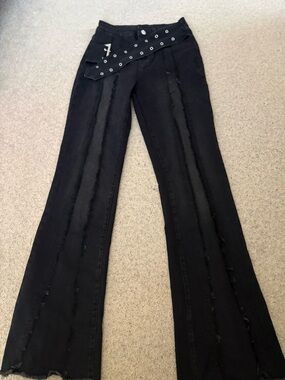 Black Y2K Low-Waist Flared Jeans with Grommet Belt